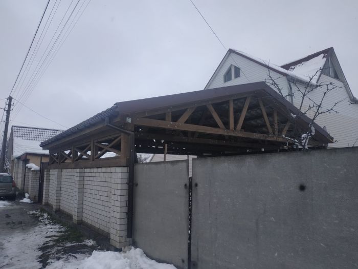 Дерев'яний навіс для машини