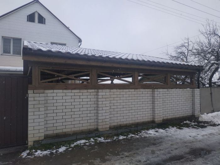 Дерев'яний навіс для машини